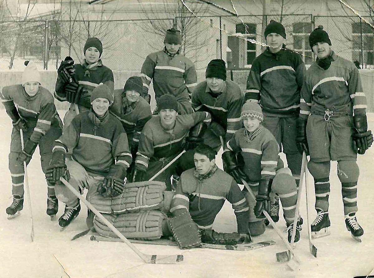 Команда ЦСКА (1948 г.рожд.), крайний справа сидит Валерий Харламов, стоит второй справа Александр Смолин. Фото из архива А. Смолина.