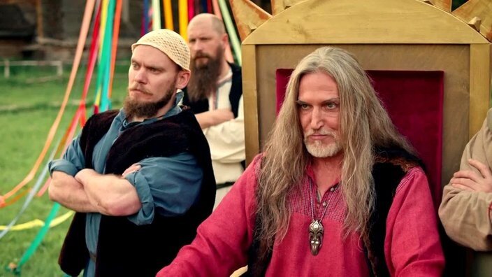 правда амулетик лучше было бы спрятать - все-таки русскую общину изображает, а не общество байкеров. Из открытых