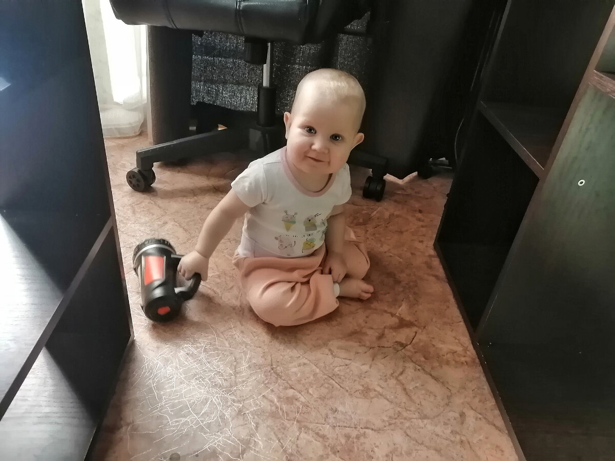 Картина - Лиза и фонарь. Он у неё в доступе, мне не жалко, иногда даже включаю его ей - Лизке нравится светить. 