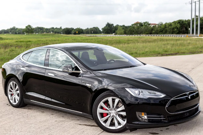 Источник фото: yandex.kz. Стильный и быстрый электромобиль Tesla Model S. 