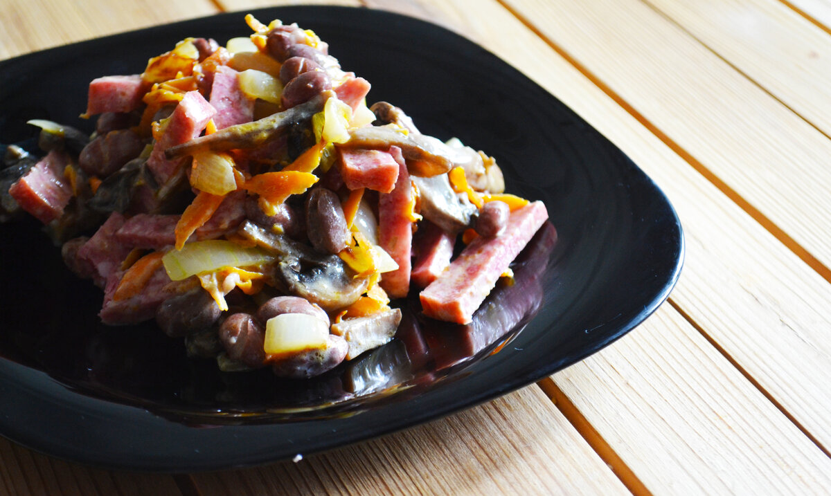 Вкусный салат с фасолью и грибами.