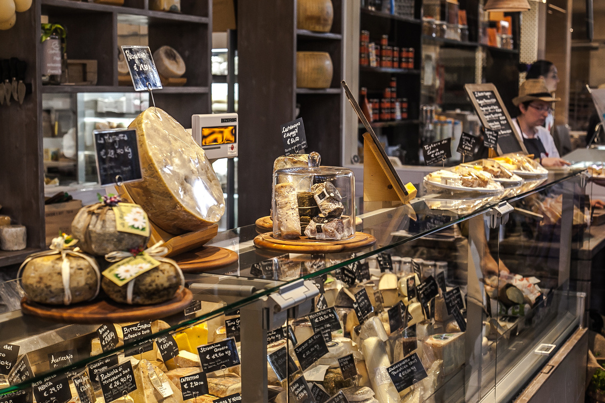 Сырная лавка в Италии