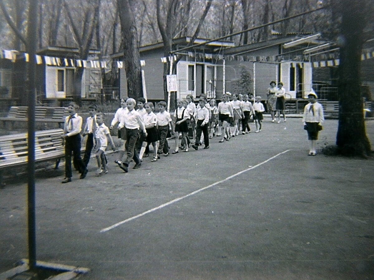 Сергей Голубев: Был 2 раза. И было хорошо. Особенно "бой подушками" и кино в брезентовом кинотеатре ......Будучи взрослым был 2 раза в роли физрука...Отличное для детей было время.