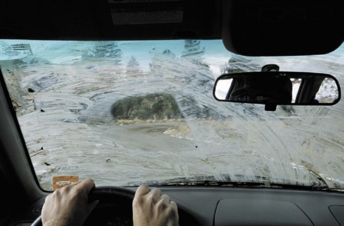 
Засохшая грязь на лобовом стекле - один из главных врагов стеклоочистителей. 