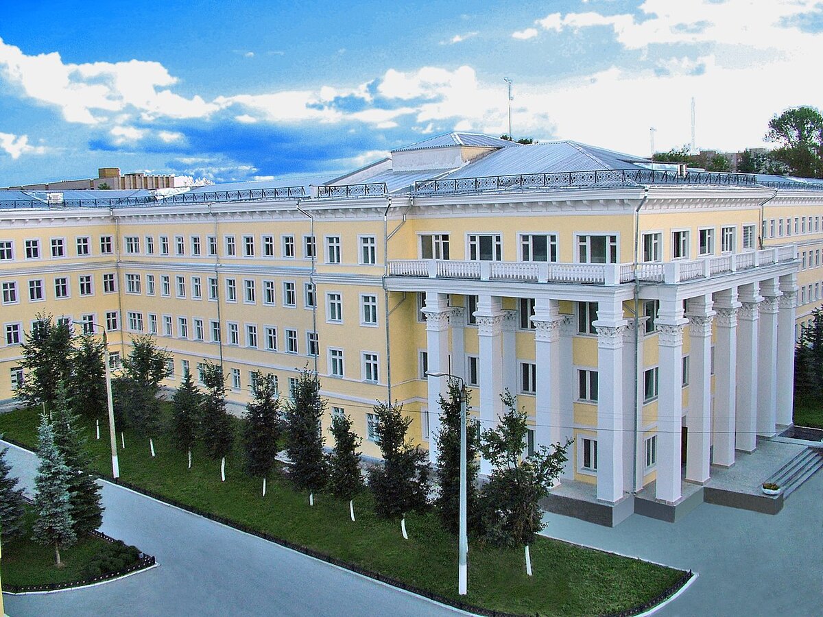 Главный корпус ТАИИ, фото с сайта Википедия