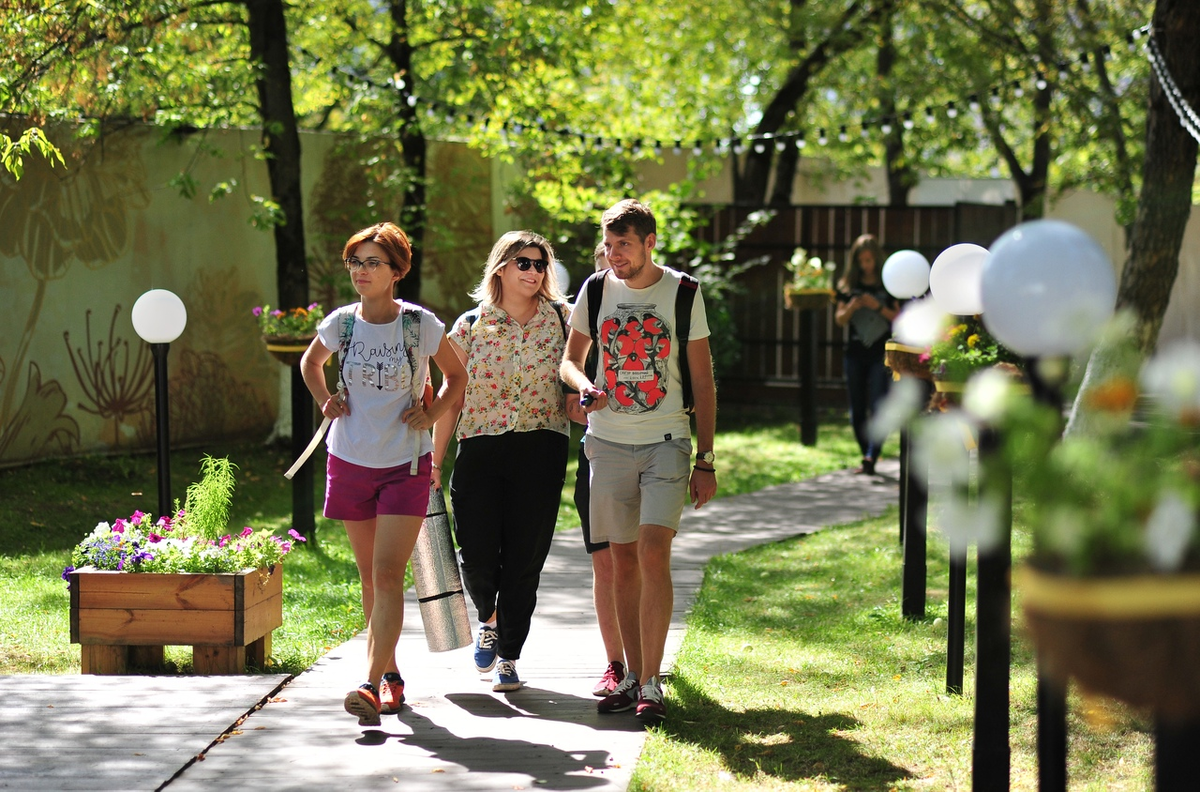Карантин — время добрых дел: москвичи могут стать наставниками для детей-сирот Многие ошибочно думают, что детям, которые остались без попечения родителей и живут в госучреждениях, можно помочь, покупая дорогие подарки. Все необходимые вещи у них есть, но часто не хватает главного – значимого взрослого, друга-наставника.