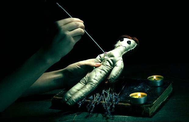 использование кукол для проклятий и черной магии 
