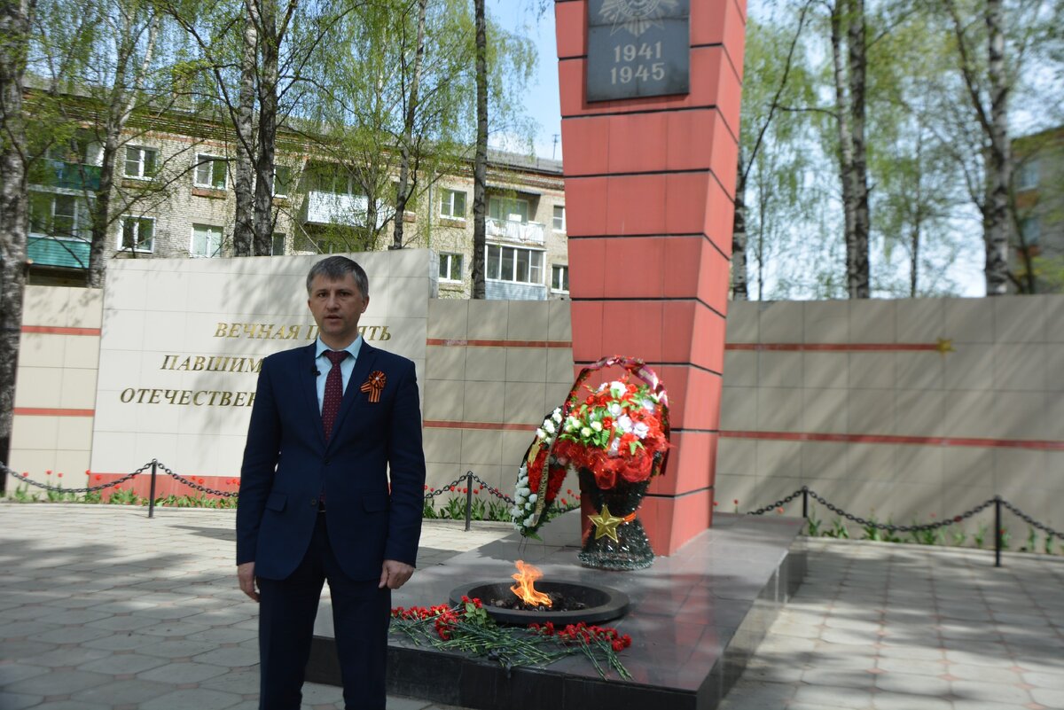 Возложили цветы к памятнику погибшим. Возложение цветов к памятнику погибшим в Великой Отечественной.