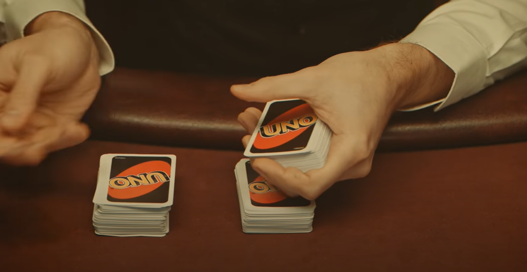 ОТСЫЛКА: В казино играют в настольную игру "UNO" - это прямой намек на недавний хит группы "LITTLE BIG" для Евровидения "Uno". Листайте галерею. UPD: пять карт, лежащие в ряд, вскрывают - и мы видим, что на обратной стороне - 1, 1, 1, 2, 4. Тот самый припев "Uno, uno, uno... dos, cuatro" на испанском. Комментаторы - глазастые молодцы! 