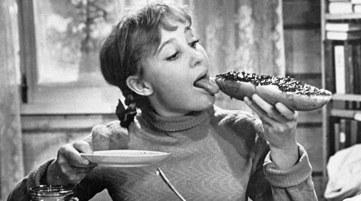 Тося Кислицына в исполнении Надежды Румянцевой. Кадр взят из кинофильма "Девчата"