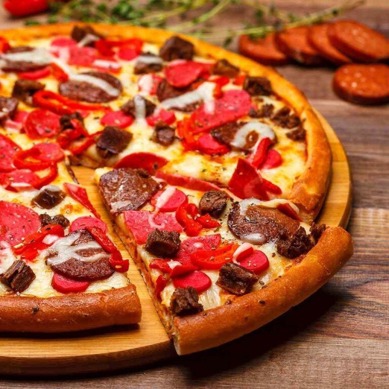 Сытная и вкусная, яркая и аппетитная, сочная и ароматная – все эти эпитеты без сомнения можно отнести к итальянской пицце. А еще это блюдо очень демократичное, потому что его с одинаковым аппетитом едят принцы голубых кровей и обычные работяги, звезды эстрады и простые студенты, миллионеры и домохозяйки. И самое главное, что домашняя пицца ничуть не хуже ресторанной, а удовольствия от нее намного больше, ведь она сделана своими руками из любимых продуктов. 
История нам повествует, что на протяжении веков итальянские крестьяне выпекали подобные открытые пироги из соображений экономии. Они нарезали все, что оставалось с ужина, укладывали на тонкую лепешку, смазанную оливковым маслом, приправляли ароматными травами и ставили ненадолго в раскалённую печь. Поскольку речь идёт об Италии, то неудивительно, что среди остатков пищи чаще всего можно было встретить мягкий домашний сыр, помидоры, оливки и (немного реже) – морепродукты, кусочки колбасы или вяленого мяса.



 