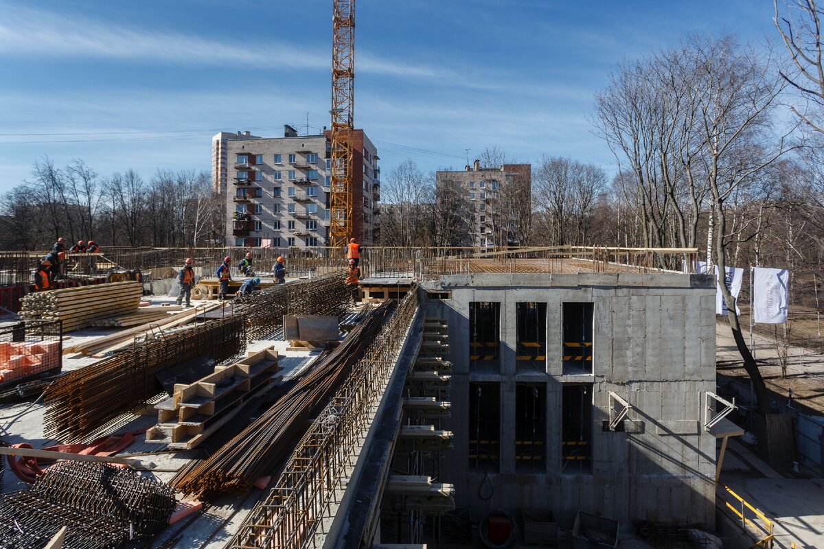 Фото строящегося многоквартирного дома на Институтском, 16, апрель 2020 г. Источник: inst16.ru