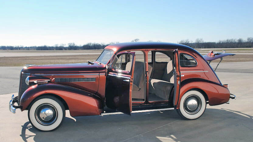 Buick-Special 1937 г. имел уже интегрированный в кузов багажник с отдельной крышкой.