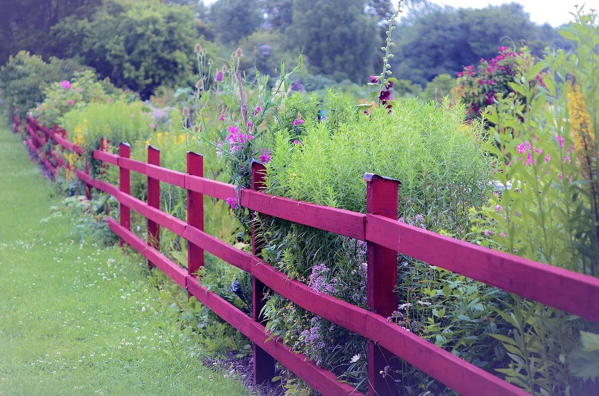 Максимум, что можно было увидеть — деревянные заборчики высотой чуть больше метра, либо столбы с натянутой на них колючей проволокой.