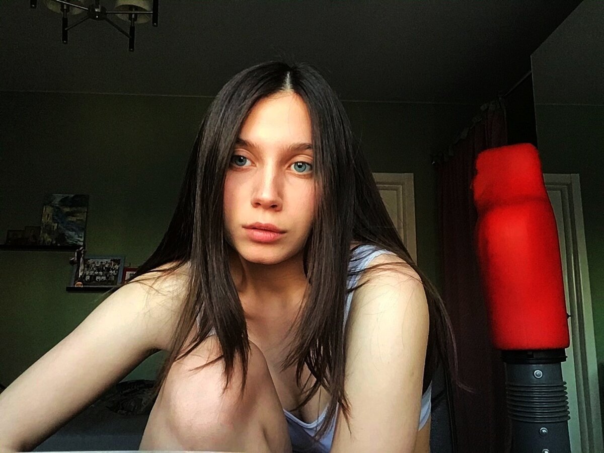 Типо грустная и загадочная 