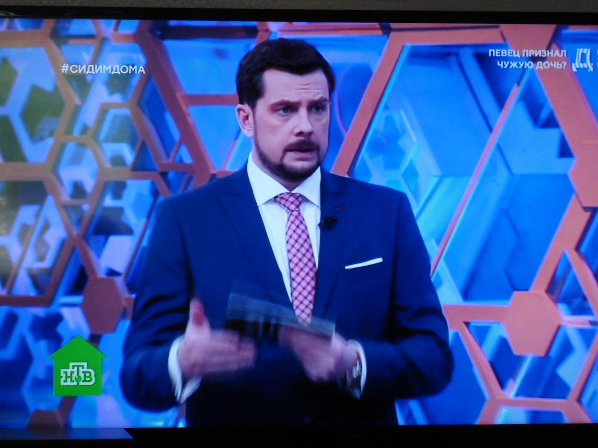 Фото телевизора с трансляцией передачи "ДНК" на НТВ. фото автора