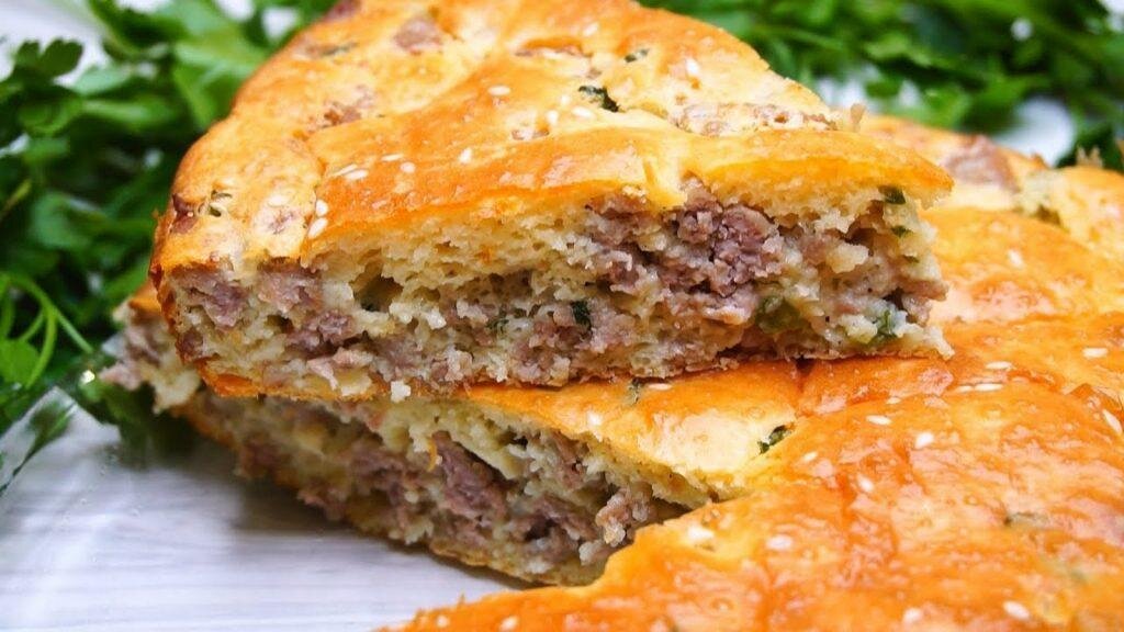  Такой пирог не сложно будет приготовить даже неопытной хозяйке. Начинку можно выбрать любую, не только мясную.