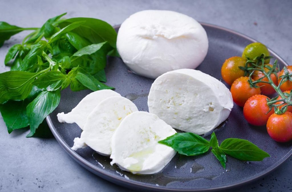  Не всегда в магазине можно приобрести качественный сыр. Иногда проще и быстрее приготовить его на собственной кухне.