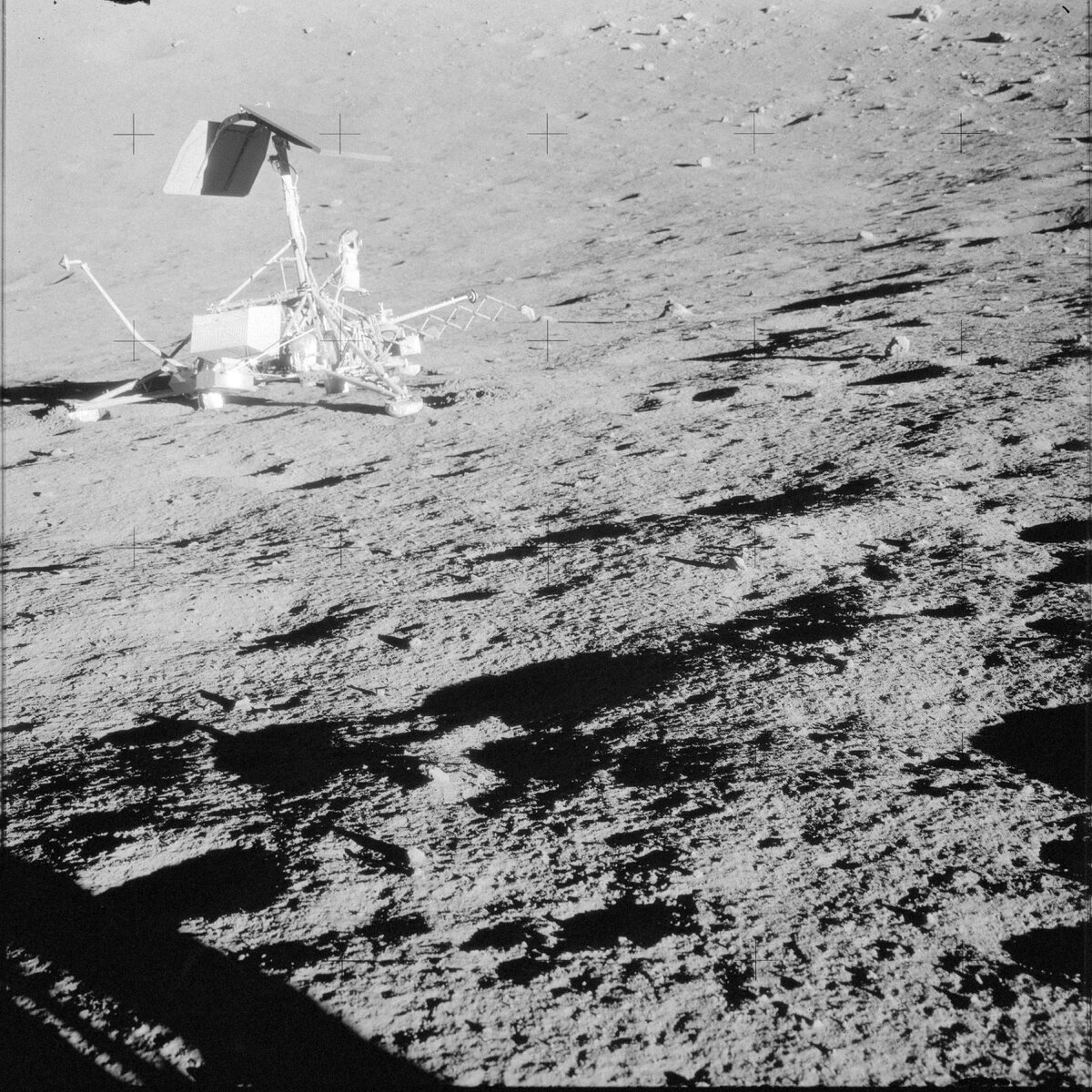 «Сервейер-3» в кратере имени себя. Снимок AS12-48-7095 из Apollo Image Atlas, https://www.lpi.usra.edu/resources/apollo/