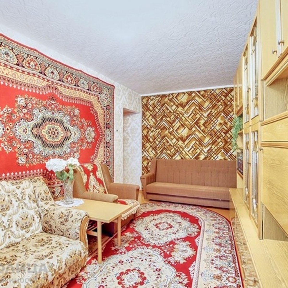 Добавьте сюда 2 двухъярусные кровати, родительский диван, подраные и раскрашенные детьми обои и выпадающую советскую паркетную доску