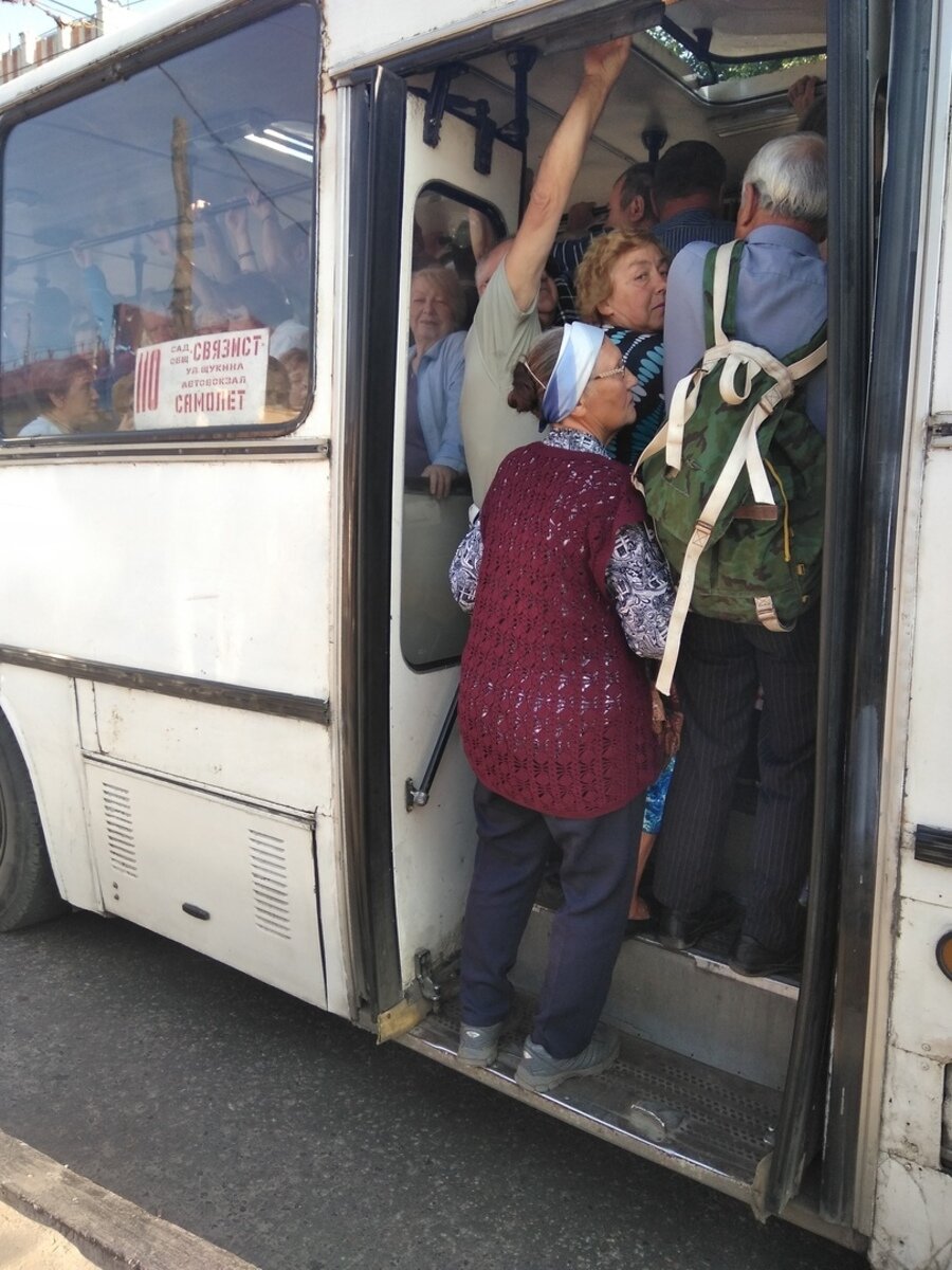 Переполненный автобус. Переполненный общественный транспорт. Полный автобус людей. Автобус переполненный людьми. Забитый автобус.