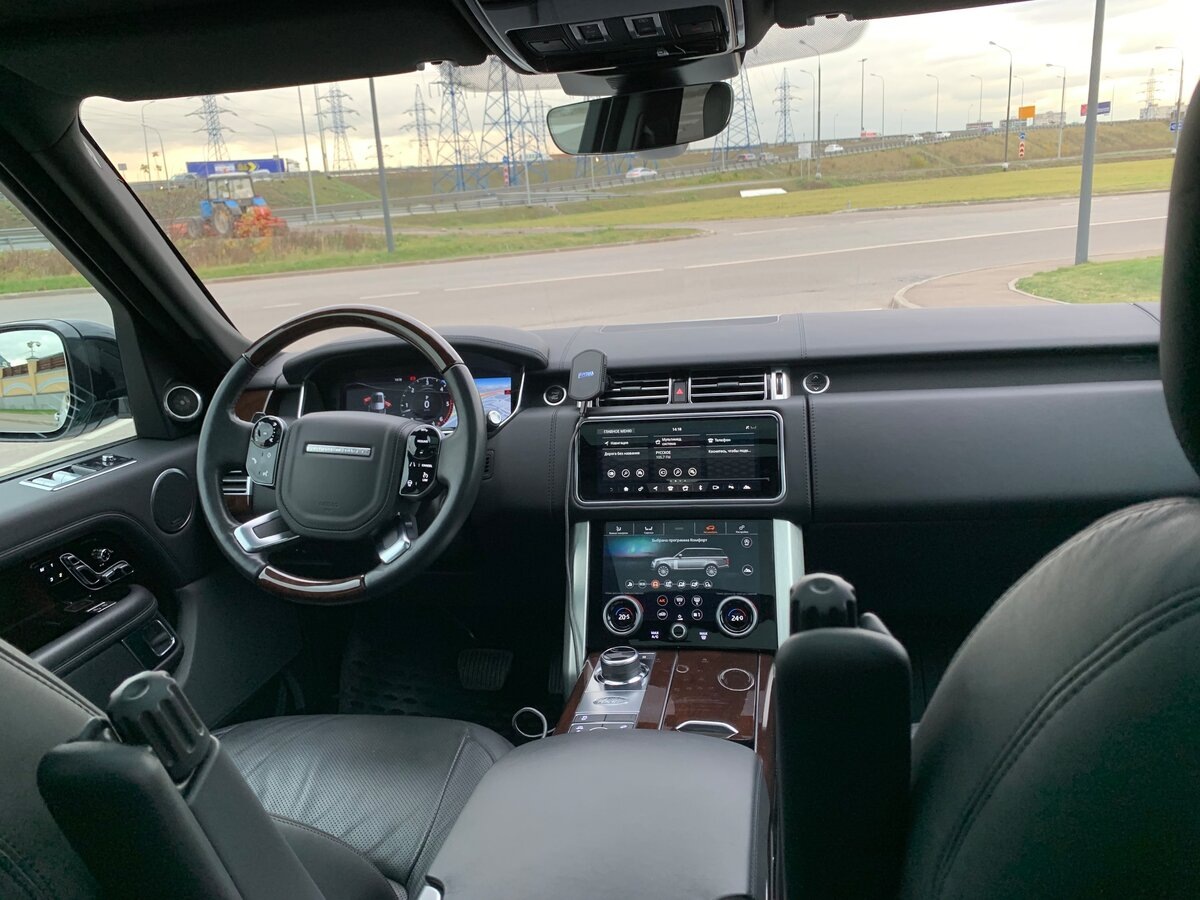 Салон Range Rover. Листай → Источник фото: auto.ru