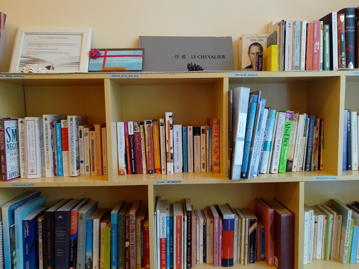 Отличный источник утоления интеллектуального голода. Пекин 2018 год. Книги на разных языках и на любой вкус.