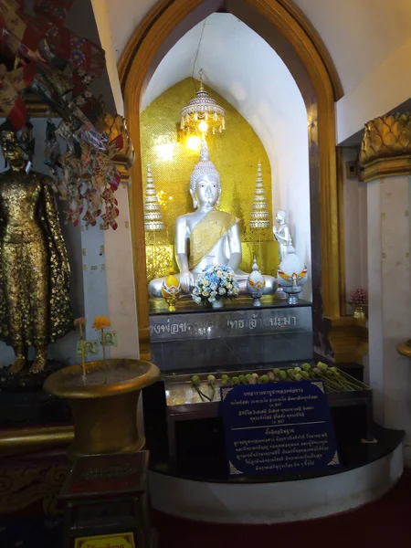 Аютхайя, пятисотлетняя статуя серебряного Будды