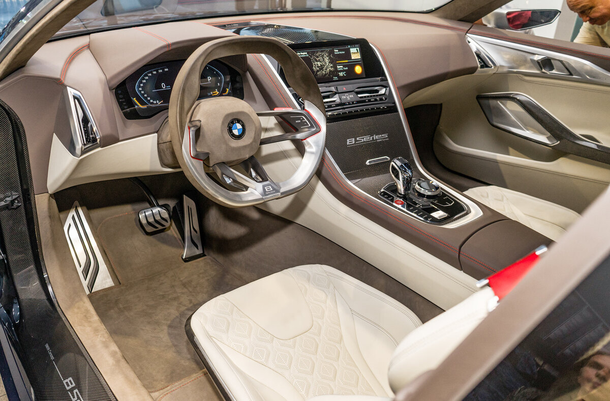 BMW 8 серия (вид с водительского места, в кремовой расцветке) 