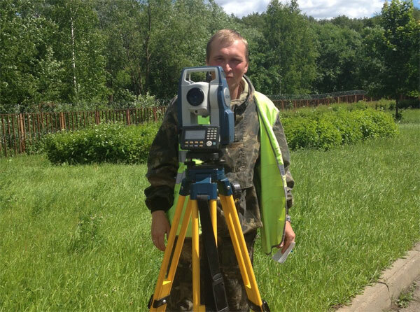 Работа геодезистов с профессиональным оборудованием – цифровым тахеометром
