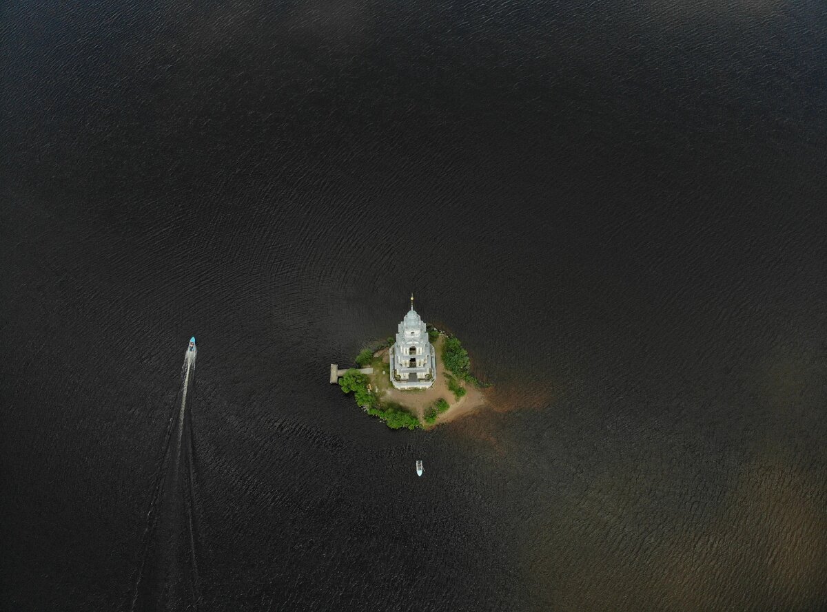 Затопленная церковь в калязине фото под водой