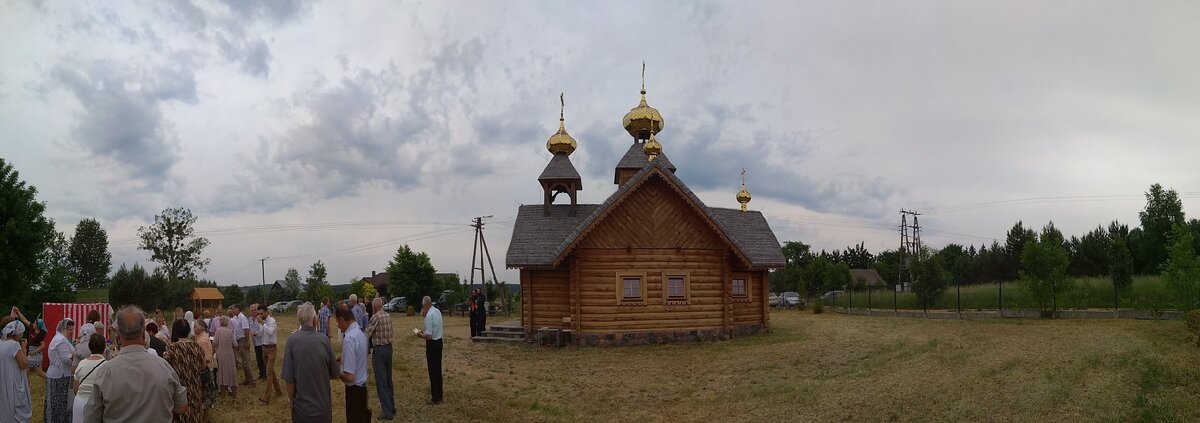 Храм святого Луки Крымского в Польше, в деревне Лази под Белостоком. Фото сделано в день престольного праздника (люди пьют чай и общаются после службы).