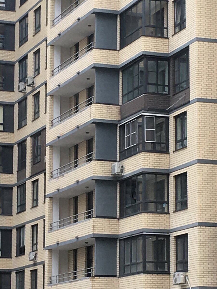 Правда, ведь не очень, когда на черных переплетах окон москитные сетки в белых рамках? (Соседний дом)