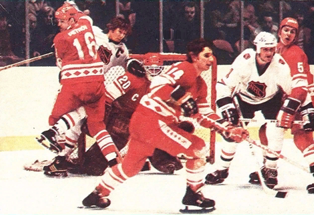 Сборная СССР - Сборная НХЛ. Слева направо - Владимир Петров, Бобби Кларк, Владислав Третьяк Зинетула Билялетдинов, Билл Барбер, Василий Первухин 