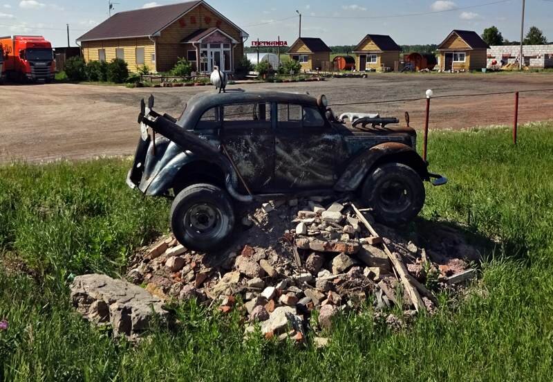 Вот такой необычный арт-объект в стиле «Mad Max» встретился на Курганской объездной под Челябинском.