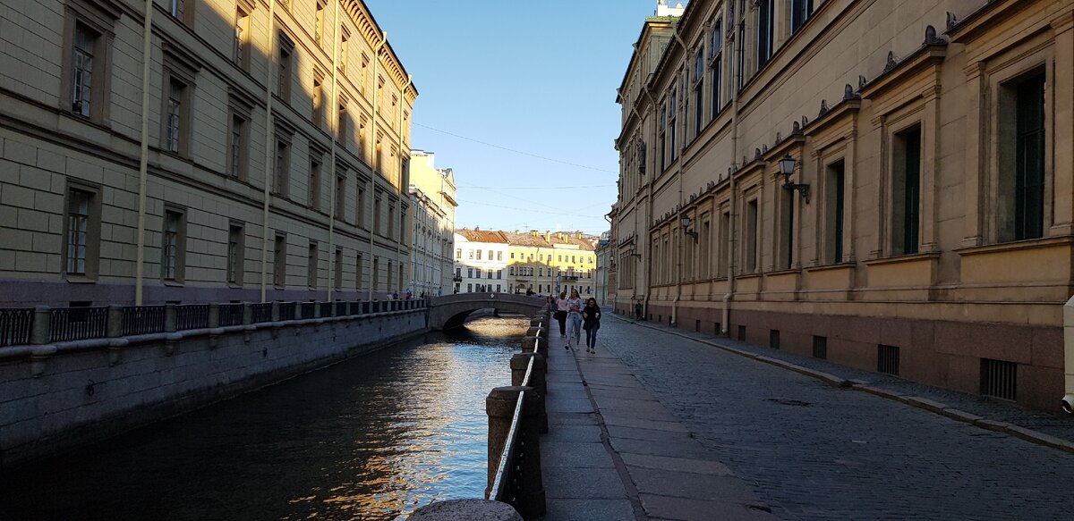 Затихли улицы, но сердце бьётся