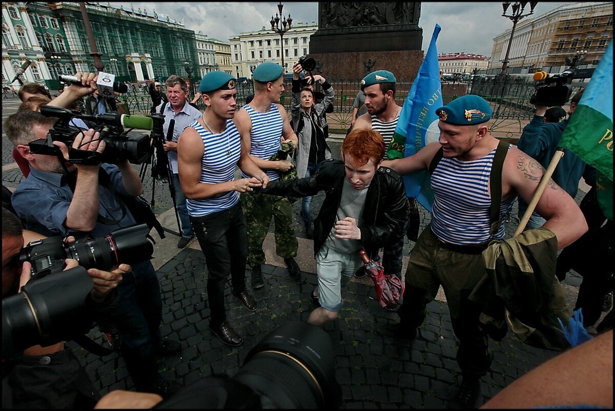 Пидараст. Десантники бьют голубых.