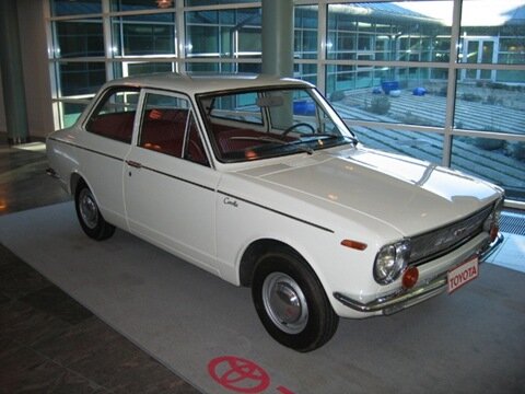 с 1966 Toyota Corolla — простой небольшой японский седан, ставший самой продаваемой (в том числе и в XXI веке) за все время моделью фирмы.