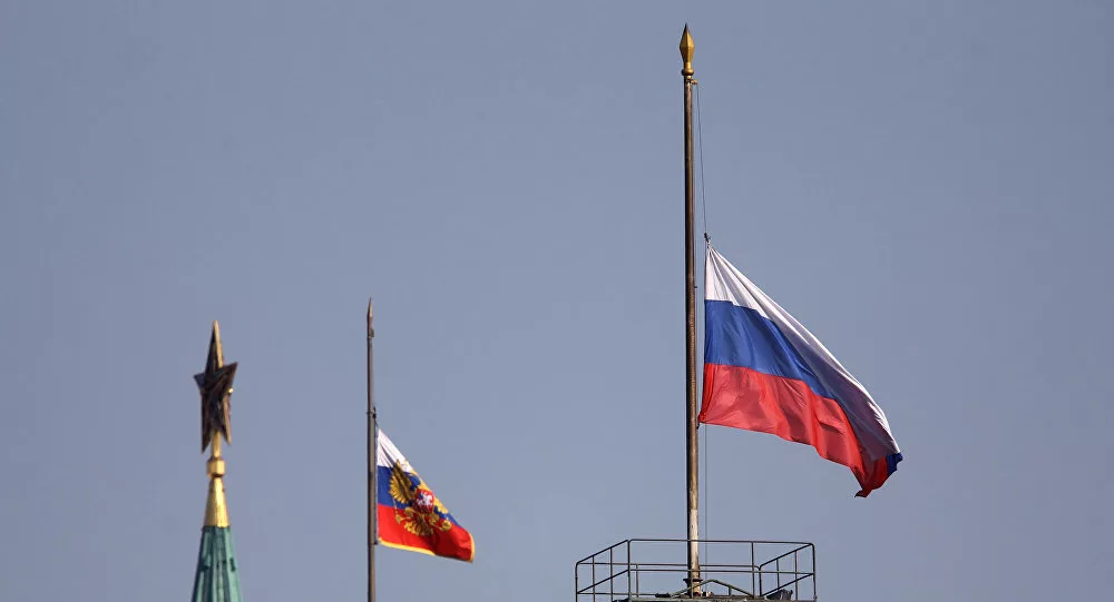 Приспущенные штандарты в Кремле