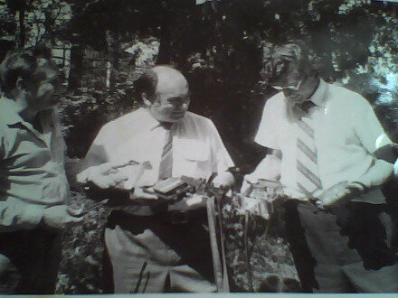 В. Артемьев и В. Смирнов(2 и 3 слева направо) на испытаниях аппаратуры бескабельного радиоуправления очистными угольными  комбайнами в КузНИУИ, г. Прокопьевск