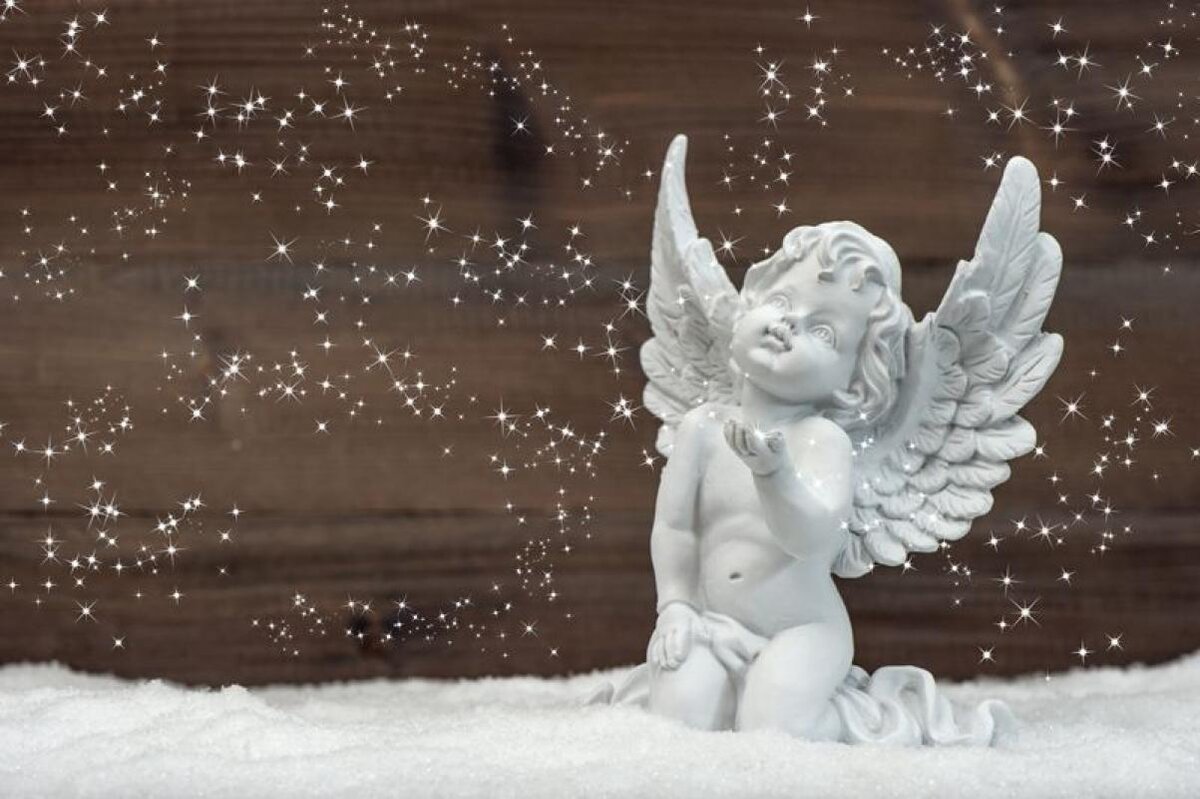 Хрустальный ангел на снегу