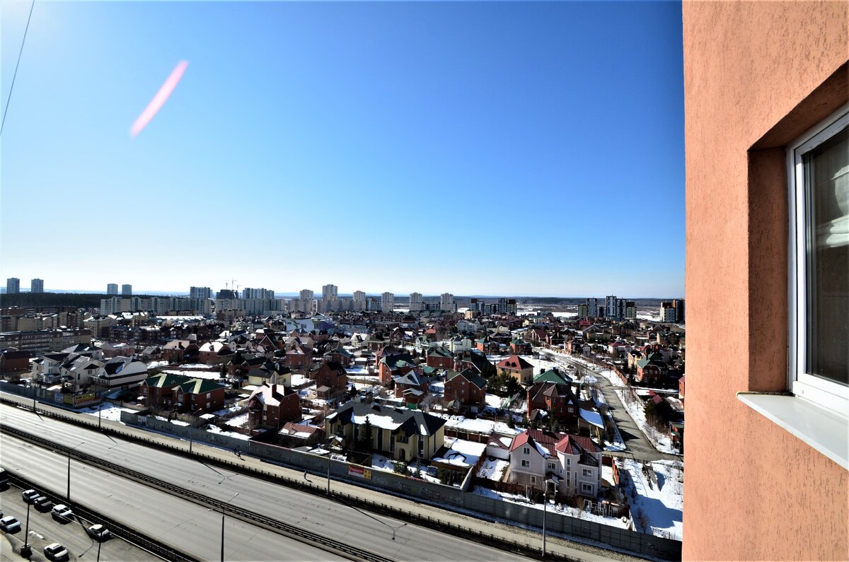 Такой вид открывается на улицу Краснолесья и микрорайон с дворцами