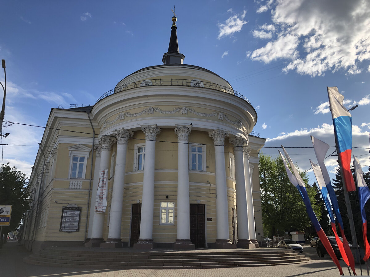 Одно из старейших гражданских зданий Орла было построено в 1799 году для Городской думы и Магистрата. Сейчас здесь располагается театр «Свободное пространство».