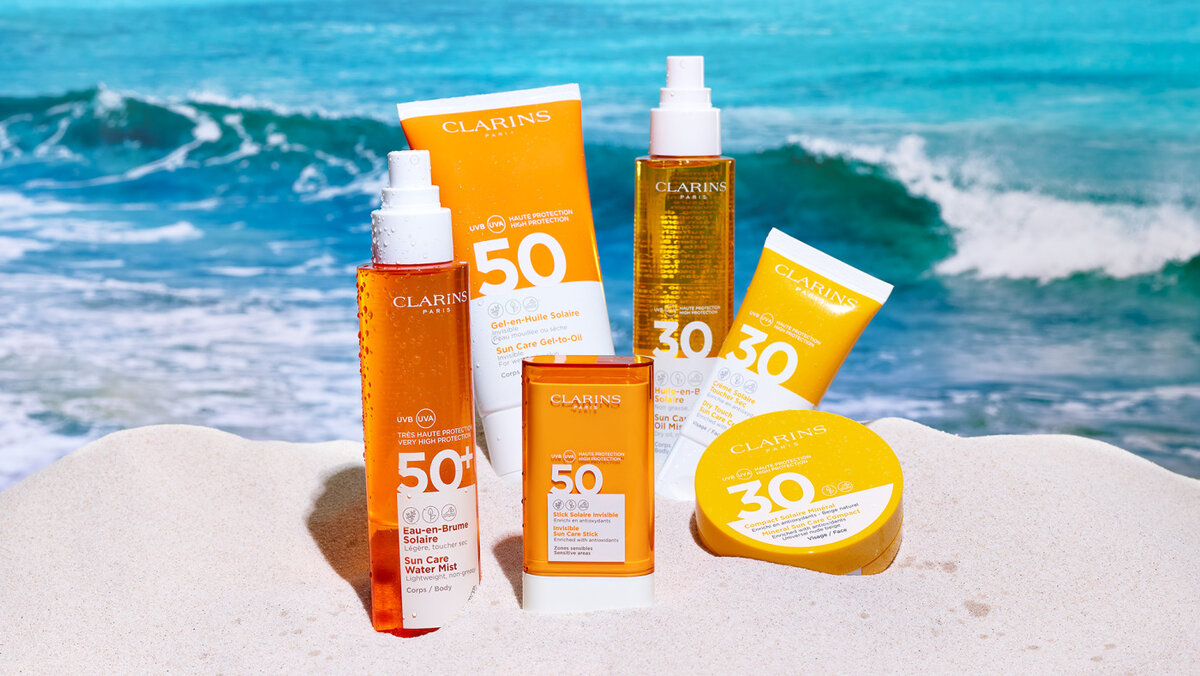 Крем для лица spf 50 какой лучше. Clarins солнцезащитный спрей 50+. Кларанс солнцезащитный СПФ 50+. Крем солнцезащитный SPF 50 Clarins. Спрей солнцезащитный 50 SPF Clarins.