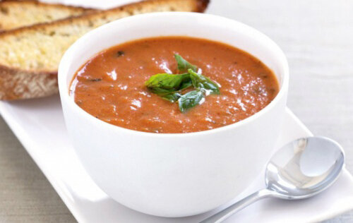 Завтрак: творог плюс натуральный йогурт плюс клубника и столовая ложка меда. Пьем чай каркаде с лимоном (можно вприкуску с финиками).
Перекус: чашка какао с бутербродами (берем 3 хлебца, кладем на них семгу плюс помидорки и зелень).
Обед: томатный суп-пюре с грибами и зеленью плюс 2 стакана чистой воды с лимоном и мятой.
Перекус: 150-200 грамм любых ягод.
Ужин: диетический салатик: куриная грудка с помидорами, огурцами, чесноком и зеленью (заправляем оливковым маслом). Плюс 150 грамм ягод и любой компот.