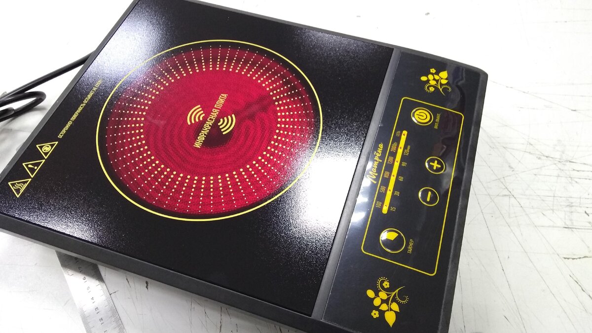 По красному свечению видно, что плитка работает