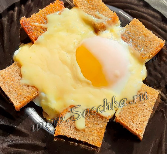 Яичница с ржаным хлебом и сыром
