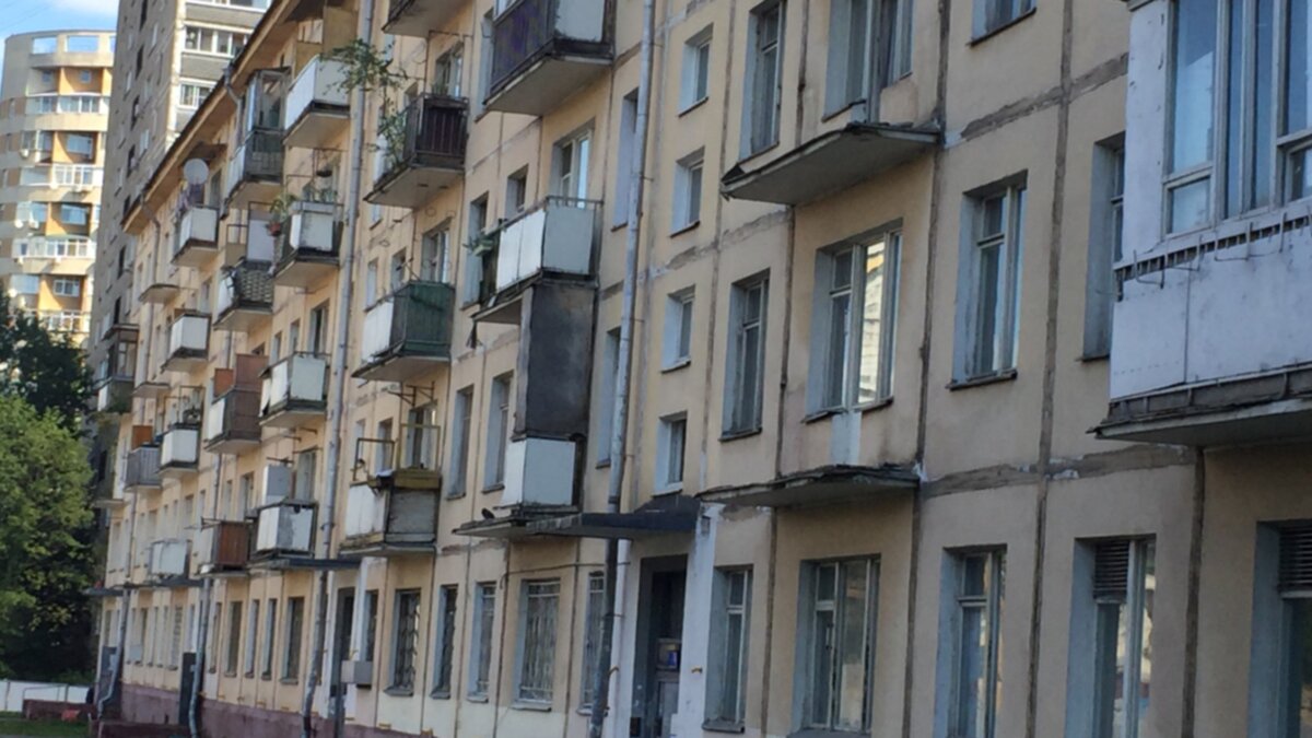 Вот такой маленький домишка станет очередной громадной коробкой неонового цвета