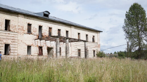 Усадьба в Барятино: заброшенный дом управляющего, старинный амбар и реставрируемый храм