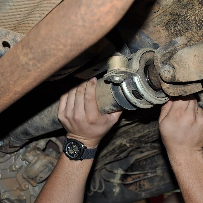 
Крестовина карданного вала, рулевой крестовины  – один из основных элементов карданной передачи, от качества работы которой зависит не только эффективность передачи крутящего момента, но и общая безопасность движения. Именно на крестовину приходится основная часть нагрузок, что не способствует сохранению работоспособности элемента и общей исправности узла.

Признаки, при появлении которых требуется замена крестовины карданного вала, характеризуются:

Нетипичными стуками в начале движения автомобиля, скрипами при резком разгоне или переключении передач;
Шумом и вибрацией, которые проявляются в определенном скоростном диапазоне движения автомобиля;
Свистящий звук, появляющийся при работе двигателя на пониженных передачах.
 



Все вышеперечисленные признаки свидетельствует о критическом износе и повреждении крестовины кардана, а значит, требуют немедленной замены неисправного элемента. Карданная передача – узел, который наряду с другими конструктивными деталями отвечает за безопасность движения, поэтому ремонт и замену крестовины кардана необходимо доверять только профессиональным мастерам специализированных сервисов в данном направлении

Технический центр CITY-MOTORS в числе обширного спектра выполняемых услуг предлагает ремонт и замену крестовины карданного вала, балансировку и производство карданов с отправкой в любой регион РФ.
В нашей команде работают сертифицированные специалисты, которые осуществляют разборку, ремонт, замену изношенных деталей, сборку и балансировку кардана на специализированном оборудовании. Качественная замена крестовин на кардане в ЮАО осуществляется с проведением обязательной диагностики неисправностей и определением предстоящего спектра работ.

Все работы выполняются поэтапно, с нанесением специальных меток на сочленяющие детали карданной передачи, что исключает появление вибрации кардана после замены крестовин, и любые другие ошибки и неточности при сборке узла.

РЕМОНТ КРЕСТОВИНЫ КАРДАННОГО ВАЛА, ЗАМЕНА РУЛЕВОЙ КРЕСТОВИНЫ
В большинстве случаев ремонт крестовины карданного вала нецелесообразен, потому что критический износ деталей не подлежит реставрации. Наши специалисты проводят тщательную диагностику и определяют возможность ремонта, но чаще всего, элемент восстановлению не подлежит. Поэтому для обеспечения полной безопасности и надежности рекомендуется проводить именно замену крестовины EDS, WELTE — оригинал , которые выполняется мастерами нашего сервиса в сжатые сроки.

Профессиональная замена крестовины карданного вала замена рулевой крестовины и цена услуги рассчитывается из объема и сложности процесса, но оптимально доступна для наших клиентов. На все работы по ремонту/замене крестовин дается гарантия качества.



Все вышеперечисленные признаки свидетельствует о критическом износе и повреждении крестовины кардана, а значит, требуют немедленной замены неисправного элемента. Карданная передача – узел, который наряду с другими конструктивными деталями отвечает за безопасность движения, поэтому ремонт и замену крестовины кардана необходимо доверять только профессиональным мастерам специализированных сервисов в данном направлении

Технический центр CITY-MOTORS в числе обширного спектра выполняемых услуг предлагает ремонт и замену крестовины карданного вала, балансировку и производство карданов с отправкой в любой регион РФ.
В нашей команде работают сертифицированные специалисты, которые осуществляют разборку, ремонт, замену изношенных деталей, сборку и балансировку кардана на специализированном оборудовании. Качественная замена крестовин на кардане в ЮАО осуществляется с проведением обязательной диагностики неисправностей и определением предстоящего спектра работ.

Все работы выполняются поэтапно, с нанесением специальных меток на сочленяющие детали карданной передачи, что исключает появление вибрации кардана после замены крестовин, и любые другие ошибки и неточности при сборке узла.

РЕМОНТ КРЕСТОВИНЫ КАРДАННОГО ВАЛА, ЗАМЕНА РУЛЕВОЙ КРЕСТОВИНЫ
В большинстве случаев ремонт крестовины карданного вала нецелесообразен, потому что критический износ деталей не подлежит реставрации. Наши специалисты проводят тщательную диагностику и определяют возможность ремонта, но чаще всего, элемент восстановлению не подлежит. Поэтому для обеспечения полной безопасности и надежности рекомендуется проводить именно замену крестовины EDS, WELTE — оригинал , которые выполняется мастерами нашего сервиса в сжатые сроки.

Профессиональная замена крестовины карданного вала замена рулевой крестовины и цена услуги рассчитывается из объема и сложности процесса, но оптимально доступна для наших клиентов. На все работы по ремонту/замене крестовин дается гарантия качества.